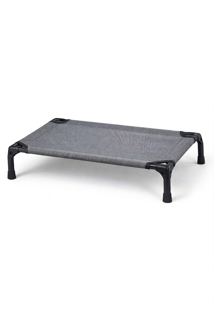 Cama elevada gris para mascotas con cuatro patas y superficie de descanso