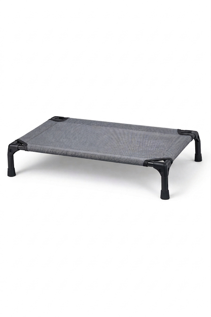 Cama elevada gris para mascotas con cuatro patas y superficie de descanso